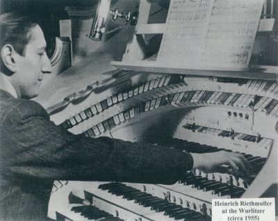 Heinrich Riethmller an der Mighty Wurlitzer 1955