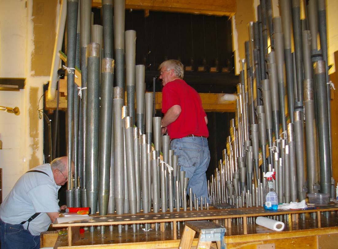 Jonas and  Max installing the Trivo saxophone