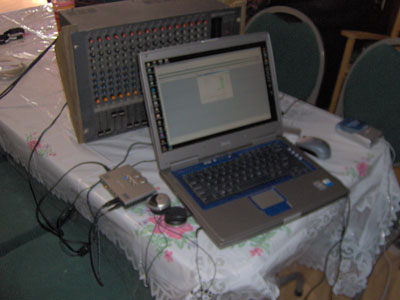 Click here to download a 2048 x 1536 JPG image showing the recording rig used by Tom Hoehn and the Bone Doctor during their session at Pipe Organ Paradise.