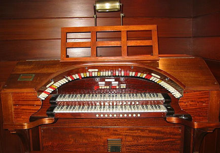 Click here to download a 723 x 504 JPG image showing the keydesk of a 2 manual 8 rank WurliTzer console.