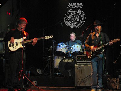 Click here to download a 2048 x 1536 JPG image showing MOJO performing at 2 Doors Down in Maryville, Tennessee.