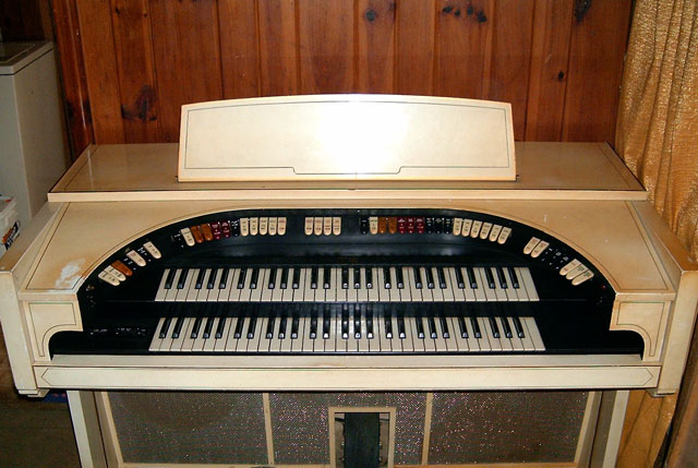 Download a 1527 x 1023 JPG picture looking down at the keydesk of the Conn 640 Theatre Organ.