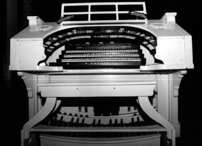 Click here to download a 2847 x 2059 JPG image showing the keydesk of the Mighty Kimball/WurliTzer Theatre Pipe Organ installed at the Paramount Center in Bristol, Tennessee.