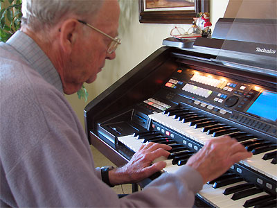 Click here to download a 2592 x 1944 JPG image showing Bob Leonard at the console.