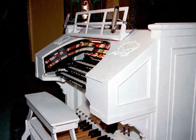 Click here to download a 1205 x 863 JPG image showing the console of the 3/11 Mighty Kimball/WurliTzer Theatre Pipe Organ<BR>installed at the Paramount Center for the Arts in Bristol, Tennessee.