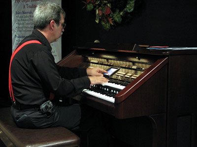 Click here to download a 640 x 480 JPG image showing Tom Hoehn warming up on the Roland Atelier Digital Organ.