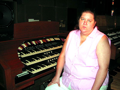 Click here to download a 640 x 480 JPG image showing Kimmy at the console of the Conn 650 Theatre Organ.