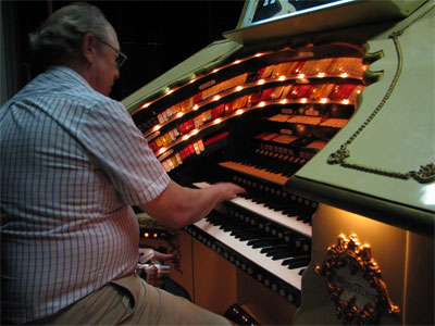 Click here to download a 2592 x 1944 JPG image showing Per Schultz at the console of the Don Baker 3/18 Mighty WurliTzer Theatre Pipe Organ.