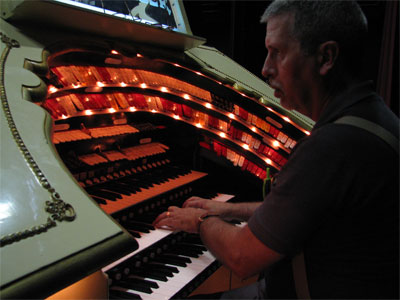 Click here to download a 2592 x 1944 JPG image showing Tom Hoehn warming up at the Don Baker WurliTzer.