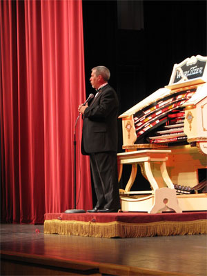 Click here to download a 1944 x 2592 JPG image showing Tom speaking with the crowd between selections.