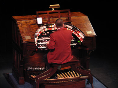 Click here to download a 2592 x 1944 JPG image showing Walt at the console of the Mighty WurliTzer.