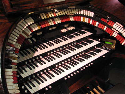 Click here to download a 2592 x 1944 JPG image showing the keydesk of the 3/14 Mighty WurliTzer.
