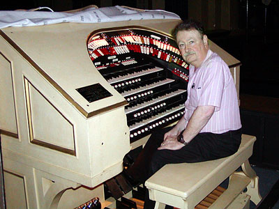 Click here to visit Dwight Finger's Grant Union High School George Wright Memorial 4/21 Mighty WurliTzer Theatre Pipe Organ page!