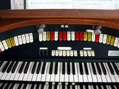 Click here to download a 2592 x 1944 JPG image showing the back rail of Bob Davidson's 3/14 Devtronix Electronic Theatre Organ.