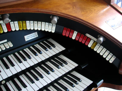 Click here to download a 2592 x 1944 JPG image showing the right bolster of Bob Davidson's 3/14 Devtronix Electronic Theatre Organ.