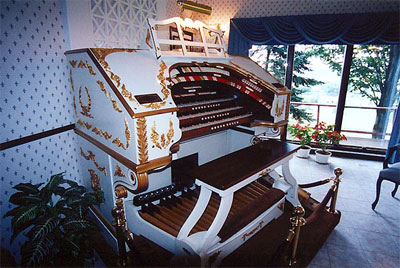 Click here to download a 600 x 402 JPG image showing the console of the 3/17 Mighty WurliTzer at the residence of Dorothy Steiner in Baltic, Ohio.