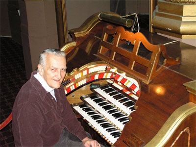 Click here to download a 2272 x 1704 JPG image showing Eugene Hayek at the console of the Middletown Paramount 3/12 Mighty WurliTzer Theatre Pipe Organ.