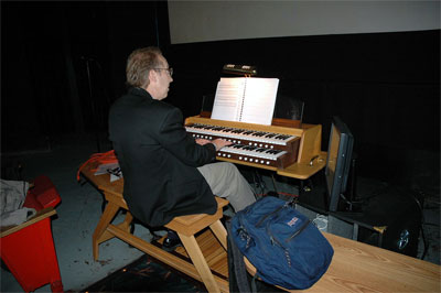 Click here to download a 1504 x 1000 JPG image showing Frank Ripple at the console of Tom McNeely's virtual organ.