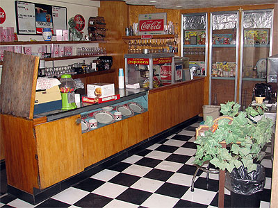 Click here to download a 2592 x 1944 JPG image showing Lucy's Kitchen, the snack bar of the Granada Theatre in Old Town Kern.