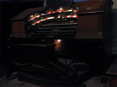 Click here to download a 2592 x 1944 JPG image showing the console of the Granada Theatre's 4/24 Mighty Robert Morton/WurliTzer Theatre Pipe Organ.