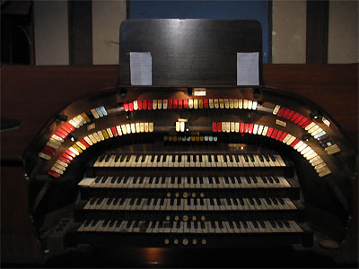 Click here to download a 2592 x 1944 JPG image showing the keydesk of the 4/24 Mighty WurliTzer Theatre Pipe Organ installed at the Granada Theatre in Bakersfield, California.