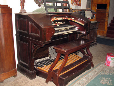 Click here to download a 2592 x 1944 JPG image showing the console of the 2/9 Style F Mighty WurliTzer Theatre Pipe Organ installed at the Granada Theatre.