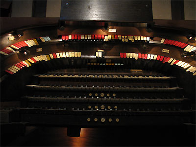 Click here to download a 2592 x 1944 JPG image showing the playing table of the 4/24 Mighty WurliTzer Theatre Pipe Organ installed at the Granada Theatre in Bakersfield, California.