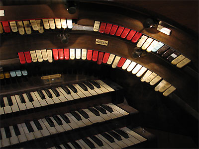 Click here to download a 2592 x 1944 JPG image showing the right bolster of the 4/24 Mighty WurliTzer Theatre Pipe Organ.