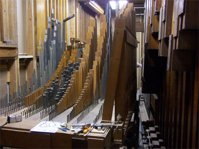 Click here to download a 2592 x 1944 JPG image showing the pipework of the 4/24 Mighty WurliTzer Theatre Pipe Organ.