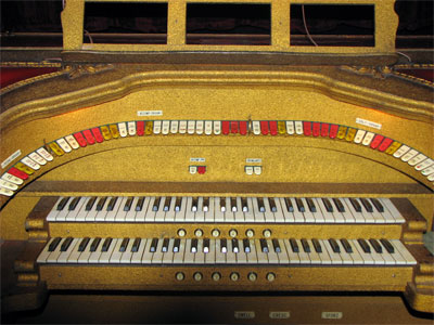 Click here to download a 1600 x 1200 JPG image showing the playing table of the 2/7 Grande Barton Theatre Pipe Organ installed at the Ironwood Theatre in Ironwood, Michigan.