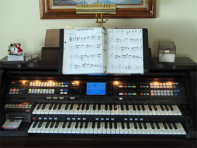 Click here to download a 2592 x 1944 JPG image showing the keydesk of the Technics Digital Organ.