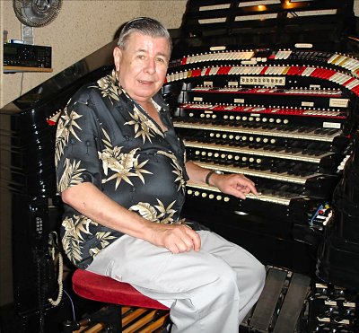Click here to download a 1034 x 958 JPG image showing Colonol Jack Moelmann seated at the console of the massive 4/58 Mighty WurliTzer Theatre Pipe Organ installed at Radio City Music Hall in New York City.