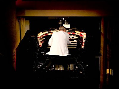Click here to download a 734 x 554 JPG image showing Colonol Jack Moelmann at the 4/58 Mighty WurliTzer Theatre Pipe Organ installed at Radio City Music Hall in New York City.