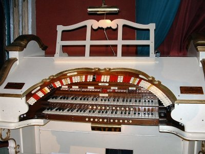 Click here to download a 1280 x 960 JPG image showing the console of the 2/11 Mighty WurliTzer Theatre Pipe Organ installed at the Lafayette Theatre in Suffern, New York.