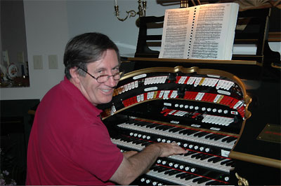 Click here to download a 640 x 429 JPG image showing Les Hickory seated at the console having fun.