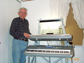 Click here to download a 1280 x 960 JPG image of Larry installing the upper keyboard in his Mighty MidiTzer.