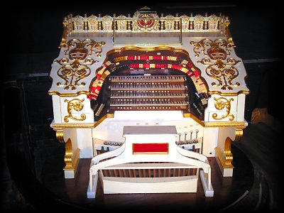 Click here to download a 2048 x 1536 JPG image showing the console of the Bob Balfour Memorial 4/23 Wonder Morton installed at Loew's Jersey Theatre, Jersey City, New Jersey.