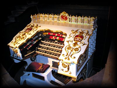 Click here to download a 2048 x 1536 JPG image showing the console of the Bob Balfour Memorial 4/23 Wonder Morton installed at Loew's Jersey Theatre, Jersey City, New Jersey.