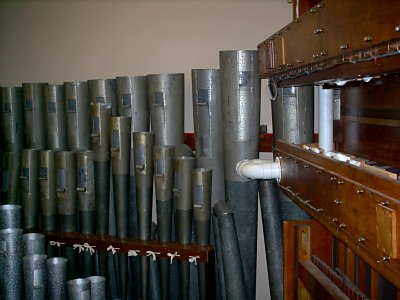 Click here to download a 1024 x 768 JPG image showing the big Reeds in the Main chamber.