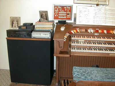 Download an 800 x 600 JPG image of Vern Jone's Rodgers Trio Electronic Theatre Organ hooked up to the Mighty MidiTzer.