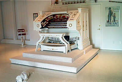 Click here to visit the official website of Bob Markworth's beautiful 3/24 Kimball Theatre Pipe Organ installed in his home in Omaha, Nebraska.