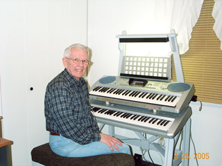 Click here to download a 1280 x 960 JPG image of Larry McLaiughlin and his Mighty MidiTzer.