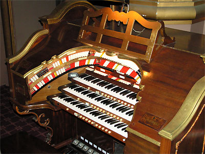 Click here to download a 3648 x 2736 JPG image showing the key desk of the 3/12 Mighty WurliTzer Theatre Pipe Organ.