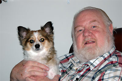 Click here to download a 2240 x 1488 JPG image showing Mike with his long-haired Chihuaha named Bearto.