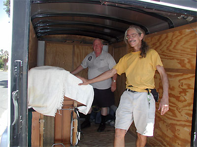 Click here to download a 2592 x 1944 JPG image showing Cyrus Roton and the Bone Doctor loading up the Conn 650 Theatre Organ.