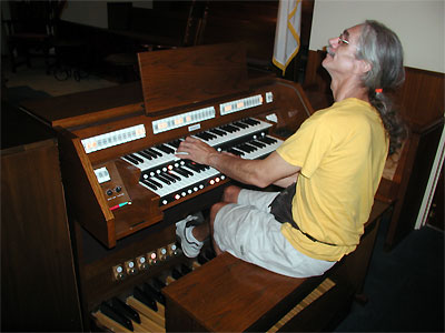 Click here to download a 2592 x 1944 JPG image showing the Bone Doctor at the console of Paul Kealy's Baldwin Classical Organ.