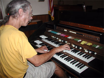 Click here to download a 2048 x 1536 JPG image showing the Bone Doctor at the console of the Hammond Concorde electronic organ.