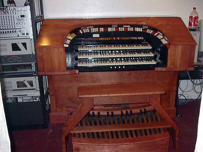 Click here to download a 1600 x 1200 JPG image showing the console after most of the restoration has been done.