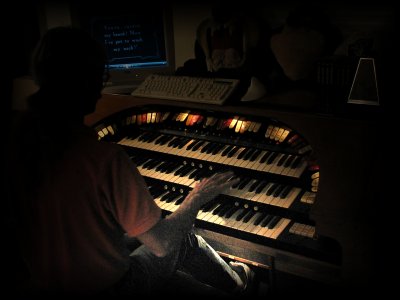 Click here to download a 1600 x 1200 JPG image showing the Bone Doctor in rehearsal at the Mighty Conn 650. Theatre Pipe Organ.