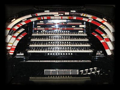 Click here to download a 1383 x 1035 JPG image showing the playing table of the 4/58 Mighty WurliTzer Theatre Pipe Organ installed at Radio City Music Hall in New York City.